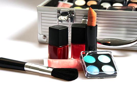 Top 6 Must-Have Makeup Items for Quick Touch-Ups